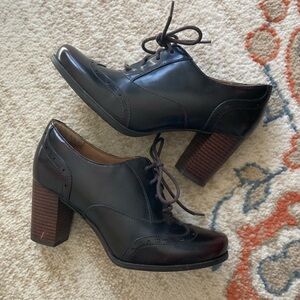 Clarks Artisan Dark Brown Lace-Up Oxford Heels 6.5
